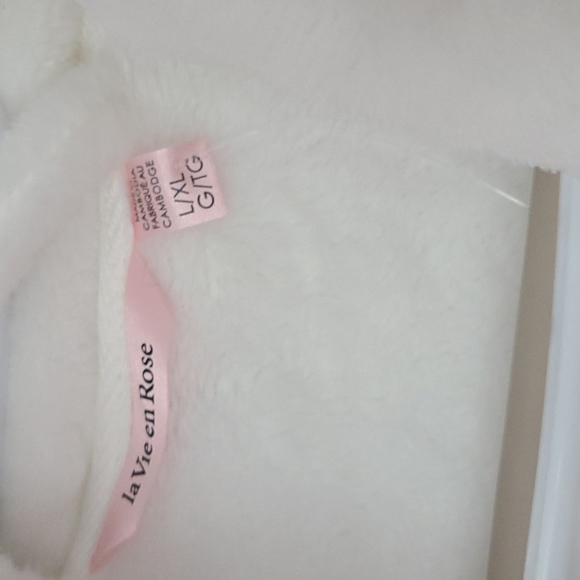 Brand new never worn white fluffy robe - Picture 4 of 4